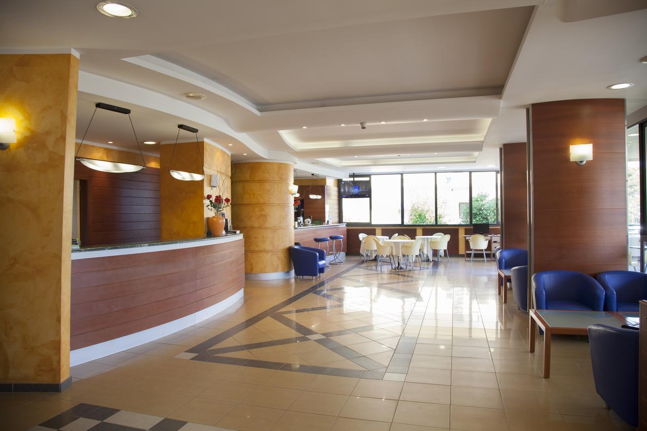 Hotel Atlas 阿尔巴·阿德里亚蒂卡 外观 照片