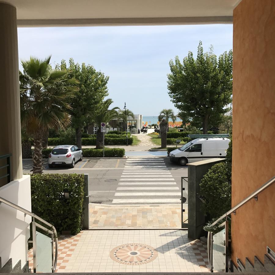 Hotel Atlas 阿尔巴·阿德里亚蒂卡 外观 照片