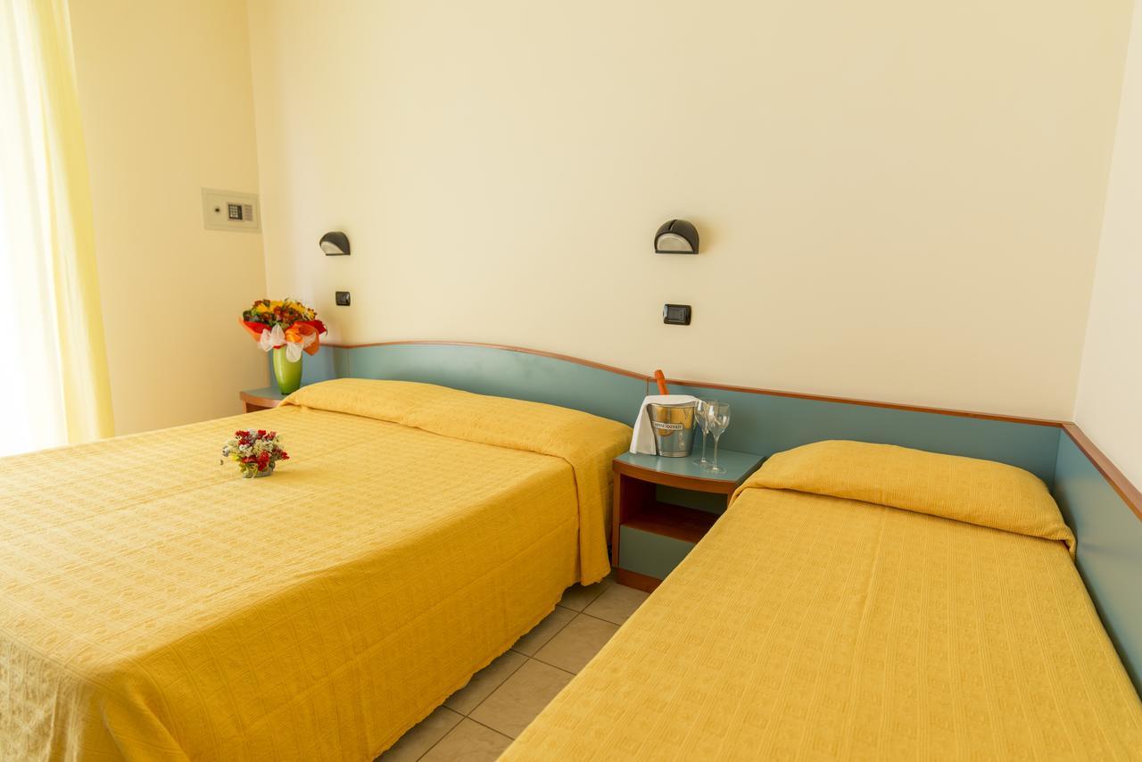 Hotel Atlas 阿尔巴·阿德里亚蒂卡 外观 照片