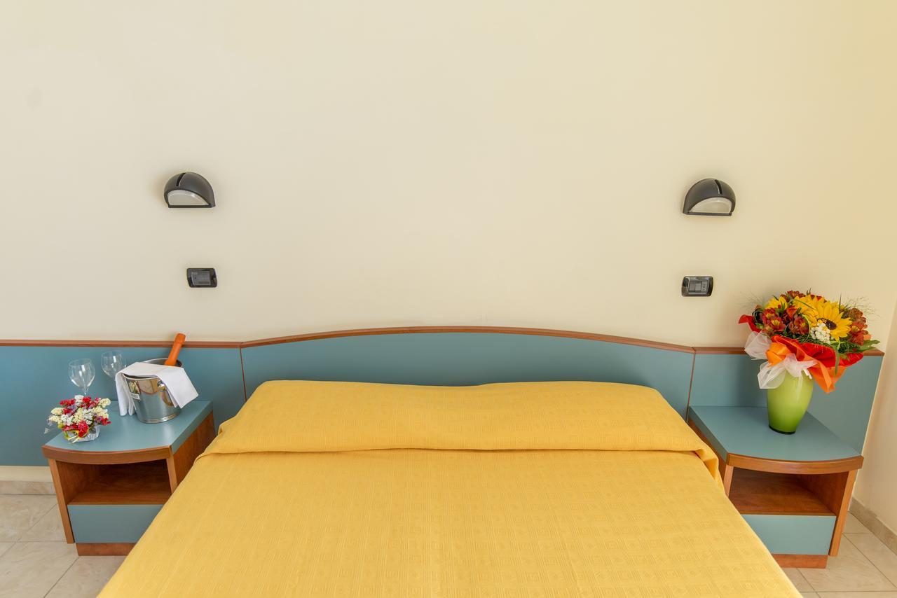 Hotel Atlas 阿尔巴·阿德里亚蒂卡 外观 照片